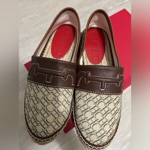 DOMA INSIGNIA LEATHER AND CARACAS CANVAS ESPADRILLES - Size 6